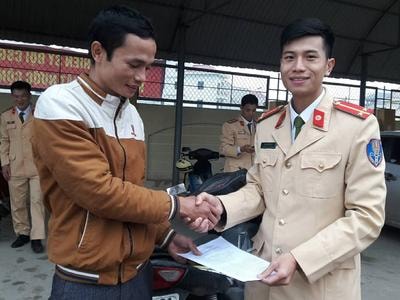 Nam thanh niên vứt xe máy bỏ chạy khi gặp CSGT