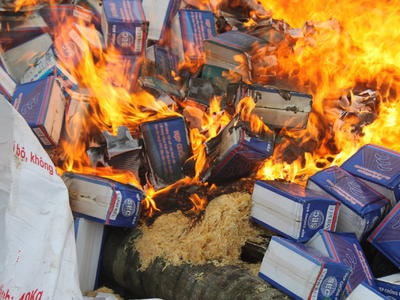 Tiêu hủy hàng hóa vi phạm, không rõ nguồn gốc trị giá 200 triệu đồng