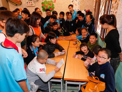 Học sinh Trường Phượng Hoàng giao lưu với các bạn nhỏ khuyết tật