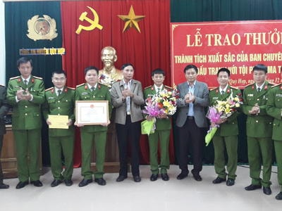 Trao thưởng Ban chuyên án bắt đối tượng vận chuyển 1 bánh heroin