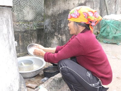 Hoàn cảnh đáng thương của người phụ nữ sống trong túp lều tạm