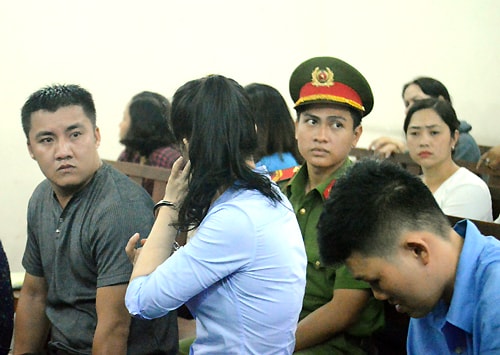 Nữ cán bộ hải quan Tân Sơn Nhất tiếp tay buôn lậu lĩnh án