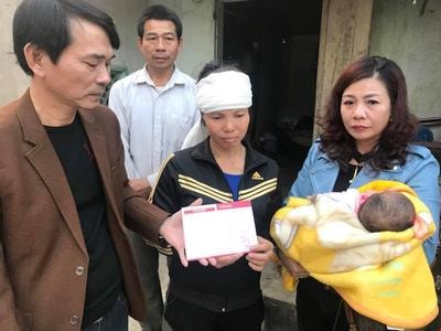 Trao sổ tiết kiệm cho cháu bé mồ côi mẹ