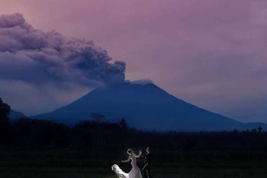Cặp đôi TQ bị 'ném đá' vì đến gần núi lửa Bali chụp ảnh cưới