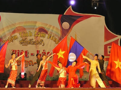 Nồng thắm tình hữu nghị đặc biệt Việt Nam - Lào