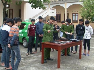 Mâu thuẫn trên facebook, 13 học sinh THCS thuê ô tô đi đánh nhau