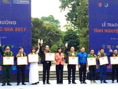 CLB Hỗ trợ bệnh nhân nghèo ĐH Y khoa Vinh nhận giải thưởng tình nguyện quốc gia