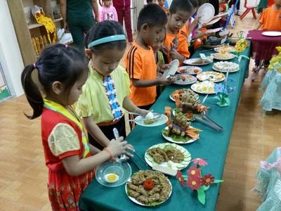 Góp thực phẩm tổ chức tiệc buffet cho trẻ vùng cao