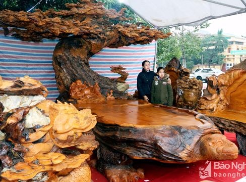 Bộ bàn ghế tứ linh 'khủng' bằng gỗ trai chào bán gần 3 tỷ đồng