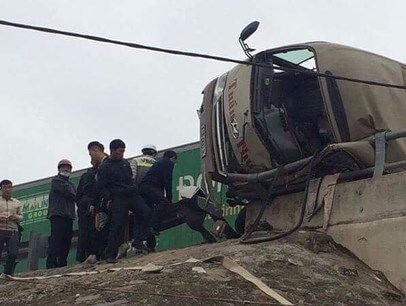 Xe đầu kéo húc xe khách lật nhào trên đường cao tốc