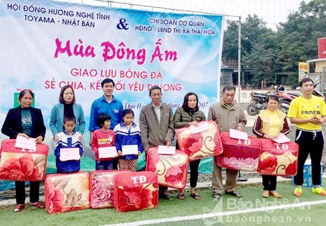 Hội đồng hương Nghệ Tĩnh tại Nhật Bản trao quà 'Mùa đông ấm' ở Thái Hòa