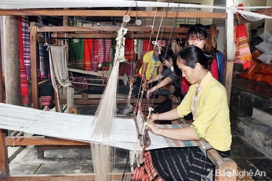 Quy trình 'ra lò' một tấm thổ cẩm của phụ nữ Thái Nghệ An