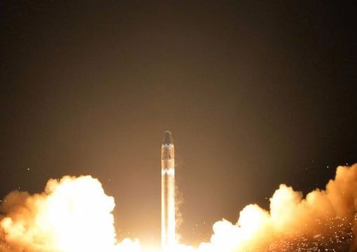 Tên lửa 'quái vật' của Triều Tiên bị nghi phát nổ khi hồi quyển