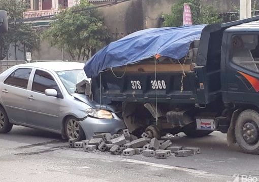 Đầu bẹp dúm sau khi xe con tông vào xe tải