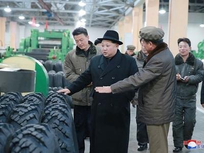 Triều Tiên công bố loạt ảnh ông Kim Jong-un thăm nhà máy lốp đặc chủng cho bệ phóng tên lửa