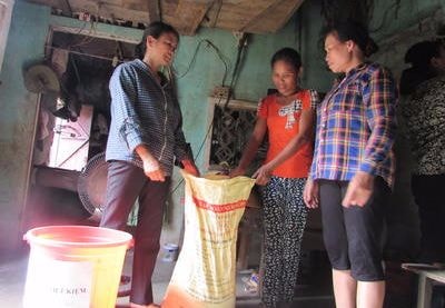 Phụ nữ lập 'thùng gạo tiết kiệm' giúp nhau thoát nghèo