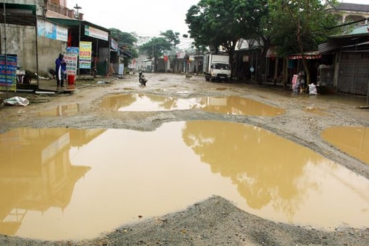 Thanh Chương: Đường 'huyết mạch' chi chít 'ổ voi'