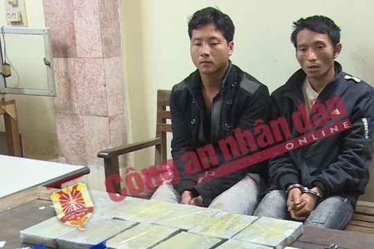 Bắt 2 đối tượng mua bán trái phép 11 bánh heroin