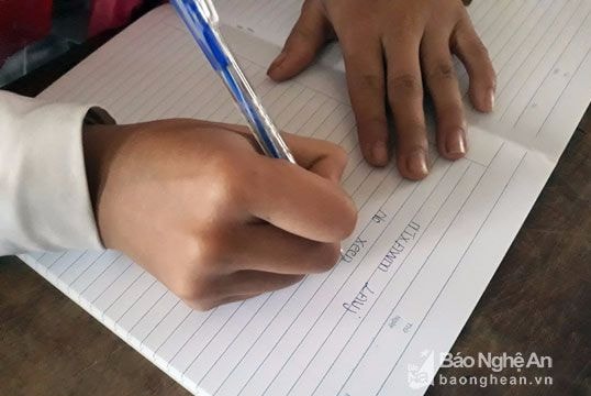 Cách người Mông Nghệ An giữ gìn chữ viết dân tộc mình