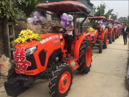 'Vác' máy cày đi ăn hỏi gây chú ý trong cộng đồng