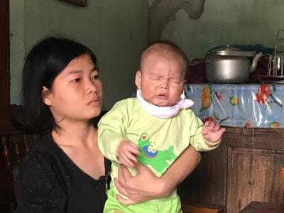 Người mẹ trẻ bất lực nhìn con 14 tháng tuổi mù lòa