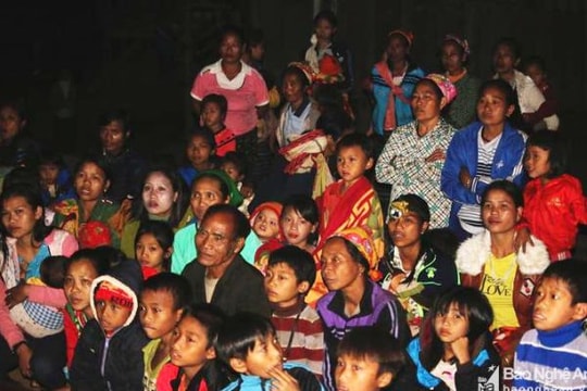 'Cõng' phim về bản nhỏ