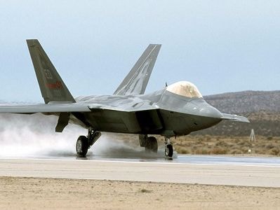 Tiêm kích F-22 Mỹ bị kéo khỏi đường băng khi tập trận