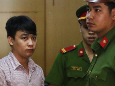 Tình làng nghĩa xóm nát tan vì để xe không đúng chỗ