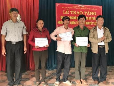 Trao quà và hỗ trợ bò giống cho người khuyết tật và trẻ mồ côi