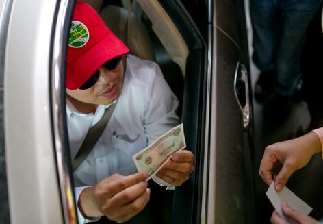 Dùng tiền lẻ, nhiều lần qua trạm BOT trong ngày có vi phạm?