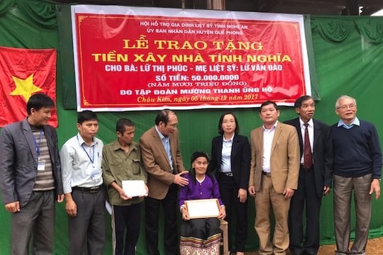 Trao tiền hỗ trợ xây nhà tình nghĩa cho Bà Mẹ VNAH