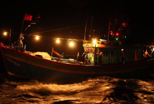 Hút thuốc ở đuôi tàu, ngư dân rơi xuống biển mất tích