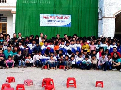 Quỹ 'Mãi mãi tuổi 20' trao tặng 750 áo ấm cho học sinh biên giới Việt – Lào