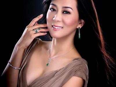 MC Kỳ Duyên gần 60 vẫn sở hữu đường cong khiến gái trẻ phát hờn