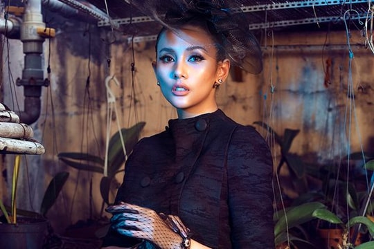 Võ Hoàng Yến hóa quý cô cổ điển cùng trang phục đen