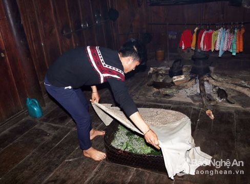Tục kiêng kỵ kỳ lạ ở bản Thái nuôi tằm, dệt thổ cẩm