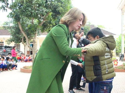 Nhiều phần quà đến với học sinh tiểu học vùng cao