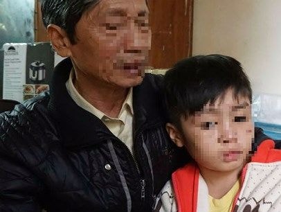Bé trai 10 tuổi bị bạo hành rạn xương: Mẹ kế đến công an trình diện