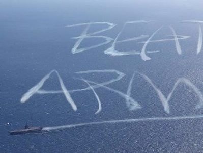 Tàu sân bay 100.000 tấn Mỹ 'đánh võng' vẽ slogan trên biển