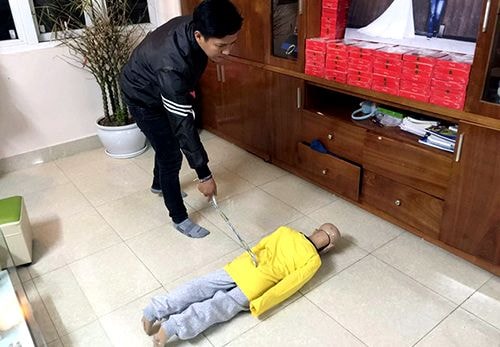 Bị bố đẻ đánh gãy 2 sườn, nhưng cậu bé 'xui mẹ xin đừng cho bố đi tù'