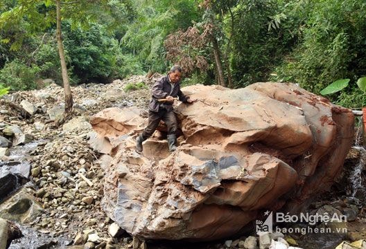 Cuộc sống bấp bênh bên dòng khe Hối