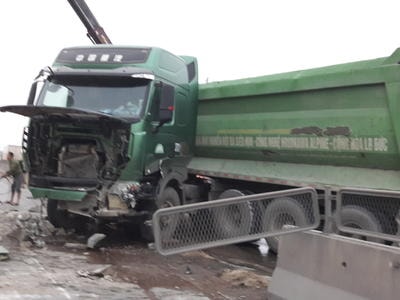 Xe tải húc đổ giải phân cách, Quốc lộ 1 ách tắc kéo dài