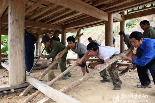 Những 'thần đèn' dời nhà sàn trả lại hành lang giao thông ở Nghệ An
