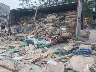 Nghệ An: Khởi tố tài xế làm lật xe tải khiến nữ phóng viên tử nạn