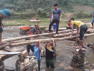 Đoàn viên thanh niên giúp dân bản làm cầu