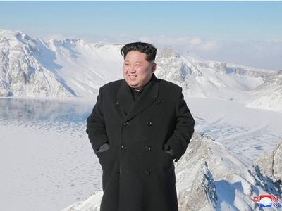 Ông Kim Jong-un tươi cười trên đỉnh núi cao nhất Triều Tiên
