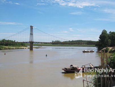 Nghệ An: Hai học sinh nữ nghi tự vẫn dưới cầu Dùng