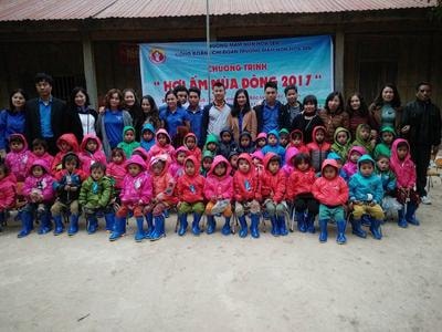 Hàng trăm món quà của mầm non phố Vinh đến với mầm non Kỳ Sơn