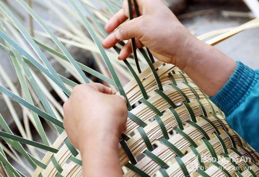 Phụ nữ bản Mông 'tranh' việc đàn ông