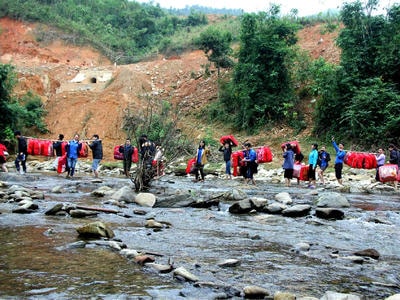 Y bác sỹ trẻ lội suối gánh chăn ấm về với xã nghèo rẻo cao